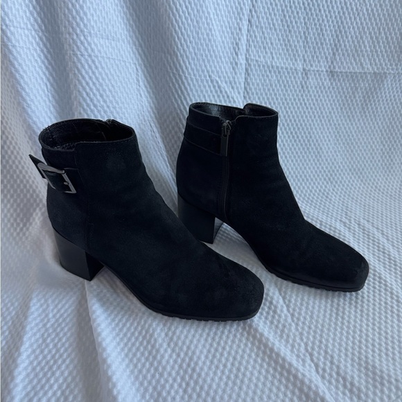 Aquatalia Shoes - Aquatalia Royal Princess Kate Middleton Blue and Black Suede Leather Boots